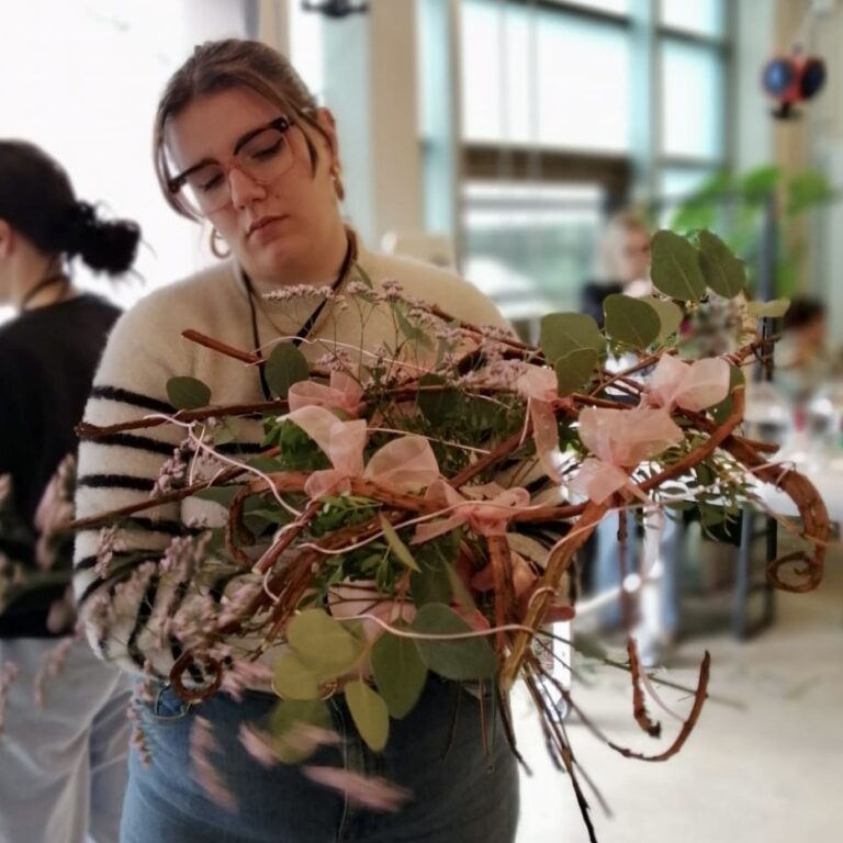 fille-avec-bouquet-fleur
