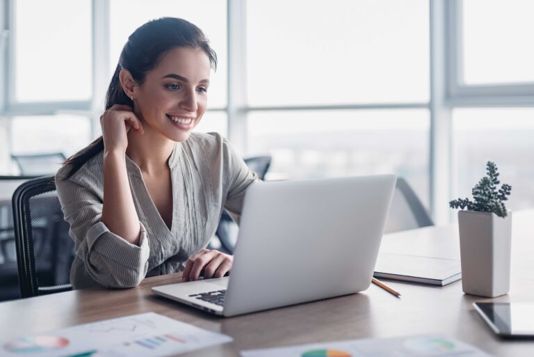 Femme Sur Ordinateur Consultant Offres Alternance
